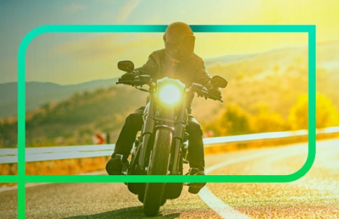 a imagem apresenta um motociclista na estrada