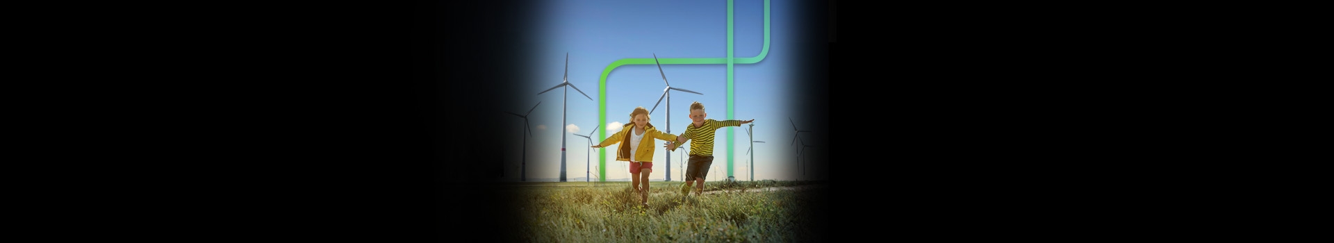 Duas crianças de mãos dadas correndo em um campo de energia eólica