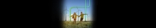 Duas crianças de mãos dadas correndo em um campo de energia eólica