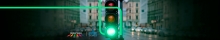 Imagem apresenta um semáforo com o sinal verde ativado